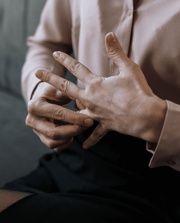 Woman-removing-wedding-ring